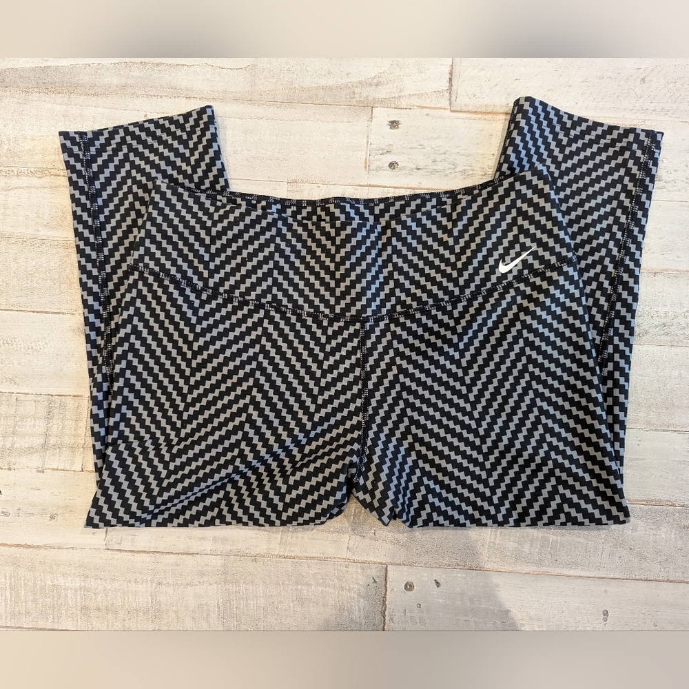 Nike Legend 2.0 Dri Fit Zig-Zag Capri Leggings Sz large - Picture 2 of 7